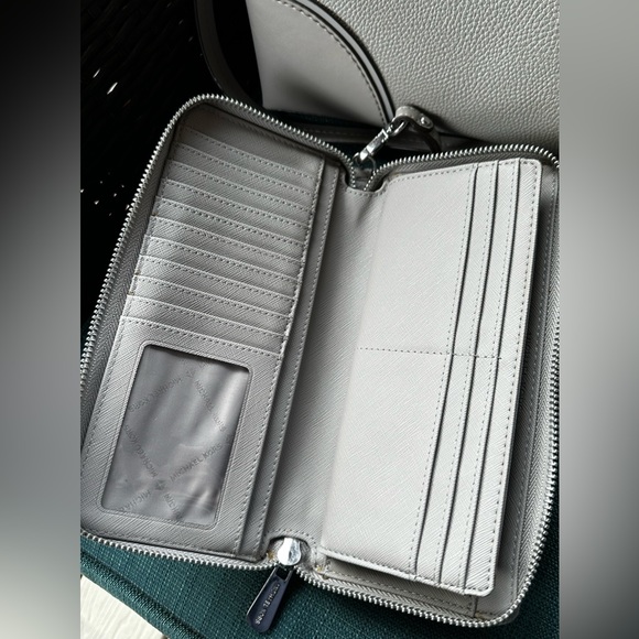 Michael Kors Large Center Zip Tote & Jet Set Travel Continental Wristlet in Grey - Picture 14 of 16